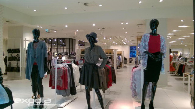 Reserved bietet in seinen Fashion-Stores Kleidung zu günstigen Preisen