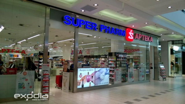 Super-Pharm ist eine Drogerie, die Kosmetikgeschäft und Apotheke verbindet - einzigartig in Polen.